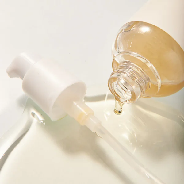 Mixsoon Bean Essence 30 ml: frasco abierto con esencia; producto derramado formando un charco sobre fondo claro
