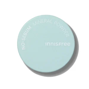 Bote redondo de Innisfree No-Sebum Mineral Powder sobre fondo claro