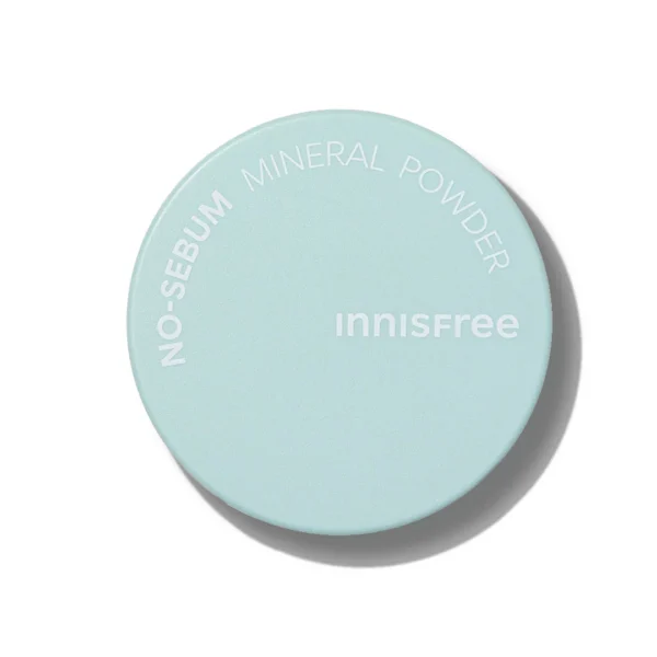 Bote redondo de Innisfree No-Sebum Mineral Powder sobre fondo claro