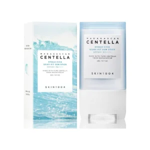 Skin1004 Madagascar Centella Hyalu-Cica Silky-Fit Sun Stick junto a su caja original color celeste.
