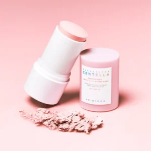 Textura de arcilla rosa del Skin1004 Madagascar Centella Poremizing Quick Clay Stick Mask al aplicarse sobre la piel.