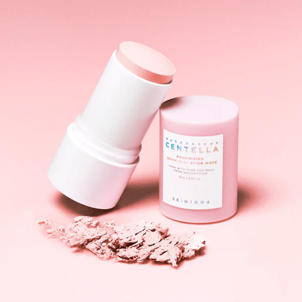 Textura de arcilla rosa del Skin1004 Madagascar Centella Poremizing Quick Clay Stick Mask al aplicarse sobre la piel.