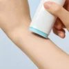 Textura ligera y sedosa del Skin1004 Madagascar Centella Hyalu-Cica Silky-Fit Sun Stick sobre la piel.
