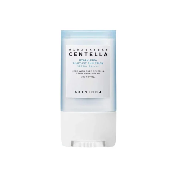 Skin1004 Madagascar Centella Hyalu-Cica Silky-Fit Sun Stick SPF 50+ PA++++ en presentación de barra.