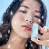 Modelo usando Tocobo Juicy Berry Plumping Lip Oil tono Frozen Berry en los labios.