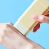 Textura suave y ligera del Tocobo Vita Waterproof Sun Stick SPF 50+ PA++++ sobre la piel.