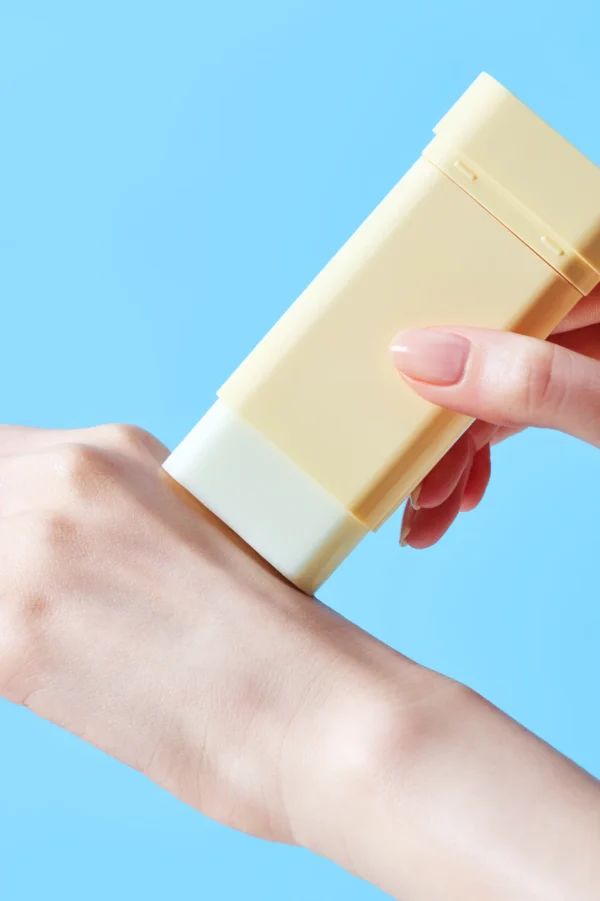 Textura suave y ligera del Tocobo Vita Waterproof Sun Stick SPF 50+ PA++++ sobre la piel.