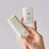 Textura ligera del Beauty of Joseon Matte Sun Stick Mugwort + Camellia al aplicarse en la piel.