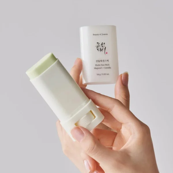 Textura ligera del Beauty of Joseon Matte Sun Stick Mugwort + Camellia al aplicarse en la piel.