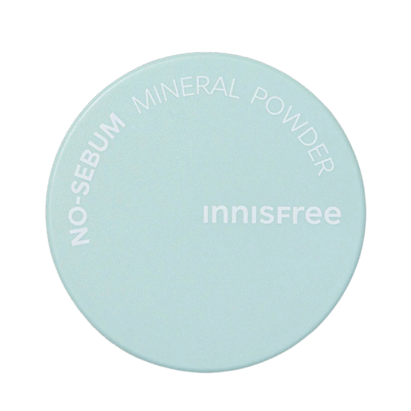Polvo facial Isntree No Sebum Mineral Powder en su envase original sobre fondo blanco.