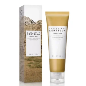 Jabón facial Madagascar Centella Ampoule Foam de Skin1004 junto a su empaque original color beige.