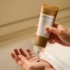 Textura espumosa del jabón facial Madagascar Centella Ampoule Foam, limpiador coreano para piel sensible.