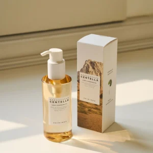 SKIN1004 Madagascar Centella Light Cleansing Oil: botella y caja sobre fondo claro