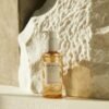 Botella de SKIN1004 Madagascar Centella Light Cleansing Oil con dispensador sobre fondo claro