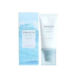 Protector solar Skin1004 Madagascar Centella Hyalu-Cica Water-Fit Sun Serum con su caja original color celeste.