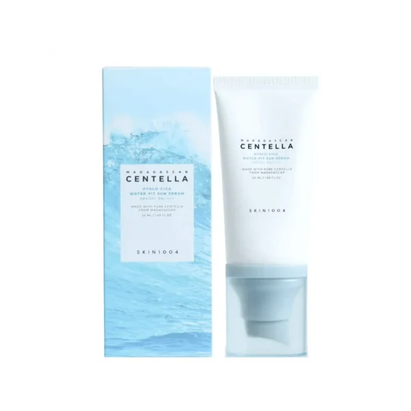 Protector solar Skin1004 Madagascar Centella Hyalu-Cica Water-Fit Sun Serum con su caja original color celeste.