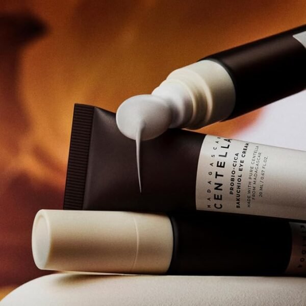 Detalle del aplicador de SKIN1004 Madagascar Centella Probio-Cica Bakuchiol Eye Cream y muestra de la textura en fondo claro