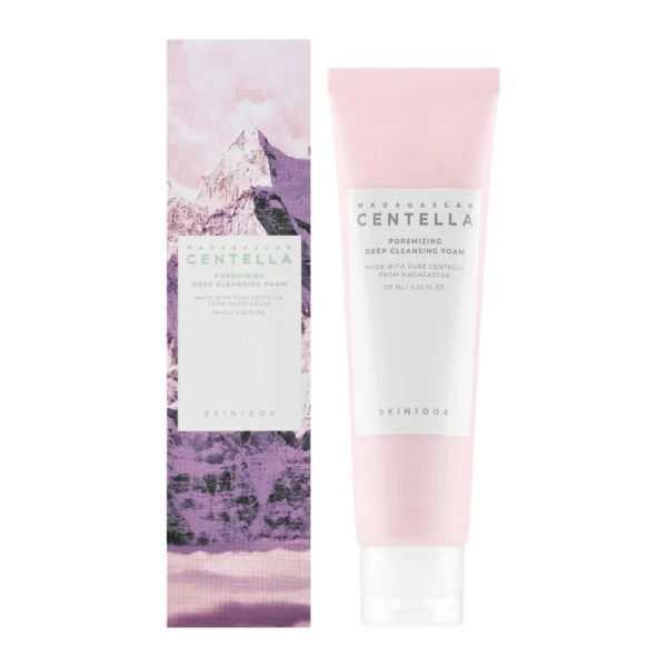 SKIN1004 Madagascar Centella Poremizing Deep Cleansing Foam con caja original – Skincare coreano Limpiador SKIN1004 Madagascar Centella Poremizing Deep Cleansing Foam junto a su caja original sobre fondo neutro.
