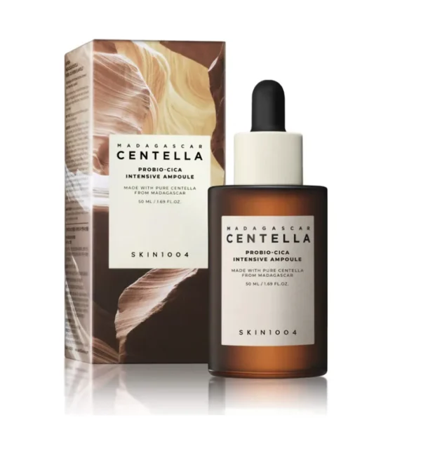 SKIN1004 Madagascar Centella Probio-Cica Intensive Ampoule con caja original – Skincare coreano calmante Ampolla SKIN1004 Madagascar Centella Probio-Cica Intensive Ampoule mostrada junto a su caja original sobre fondo neutro.