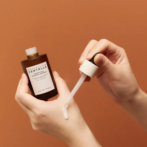 Textura del SKIN1004 Centella Probio-Cica Intensive Ampoule – Suero ligero y calmante Textura ligera del SKIN1004 Madagascar Centella Probio-Cica Intensive Ampoule mostrada sobre la piel, con acabado hidratante y sin grasa.