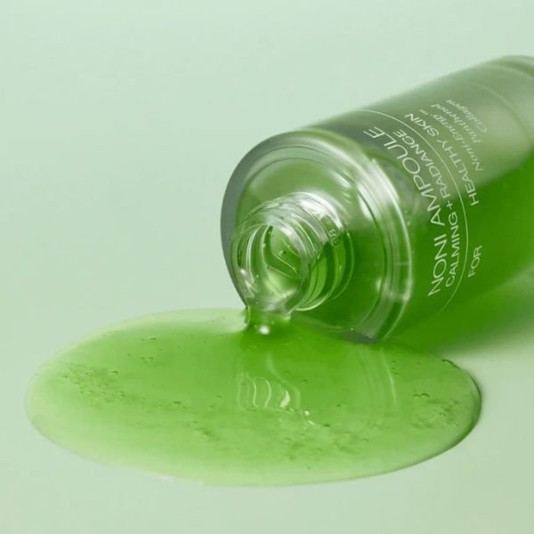 Textura ligera y transparente del Noni Energy Ampoule mostrada sobre la piel o una superficie limpia, con brillo natural.