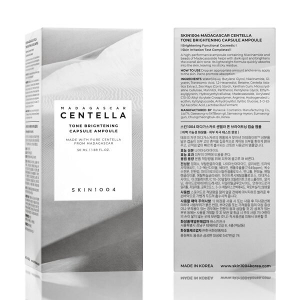 caja-Centella-Tone-Brightening-Capsule-Ampoule Suero SKIN1004 Madagascar Centella Tone Brightening Capsule Ampoule junto a su caja original sobre fondo neutro.