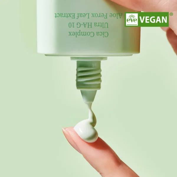 Textura del Cica Cooling Sun Cream – Ligera, hidratante y refrescante Textura cremosa y ligera del Cica Cooling Sun Cream mostrada sobre la piel o una superficie limpia, con acabado hidratante.