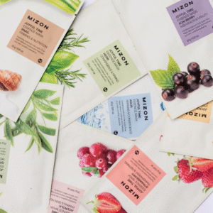 Mizon Joyful Time Essence Mask – Mascarilla facial coreana individual Mascarilla facial coreana Mizon Joyful Time Essence Mask en su sobre individual sobre fondo blanco.