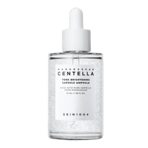 Suero facial SKIN1004 Madagascar Centella Tone Brightening Capsule Ampoule en su envase original sobre fondo blanco.