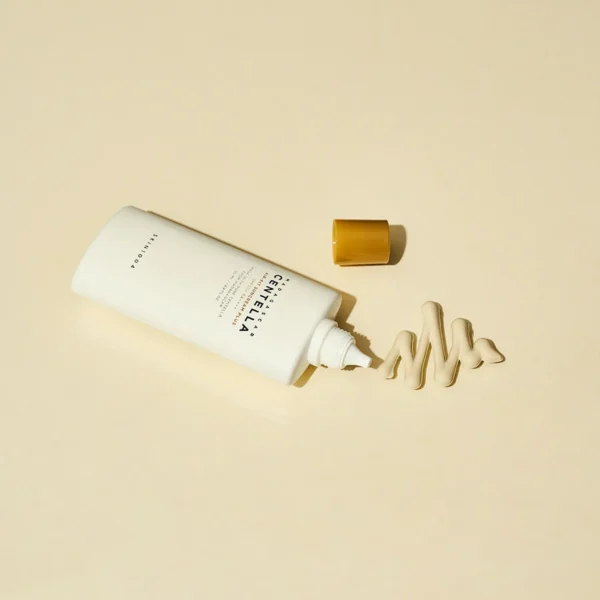 Protector solar Madagascar Centella Air-Fit Suncream Light de SKIN1004 con la textura del sunscreen saliendo del envase