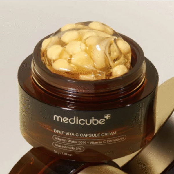 medicube_vitamin_C_capsule_textura Cápsulas de vitamina C visibles en la crema facial Medicube Deep Vita C Capsule Cream.